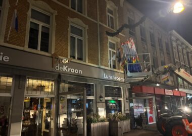 de TC hink de vlag oet